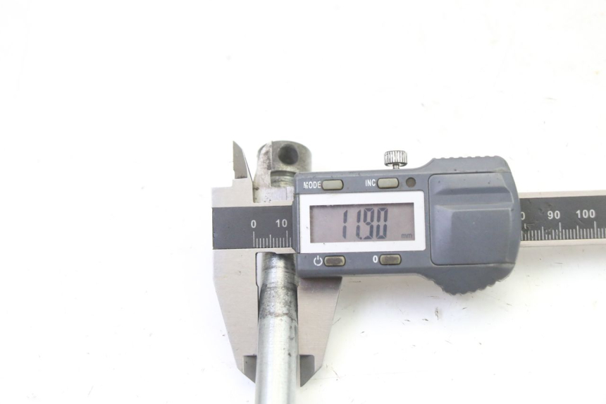 photo de AXE ROUE ARRIERE SKYTEAM DAX REPLICA 110 (2005 - 2015) - Gros plan technique