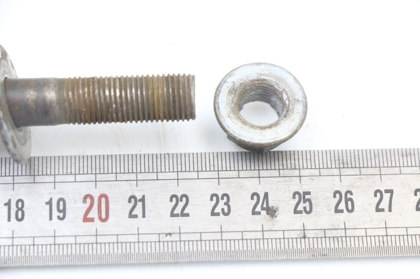 photo de AXE ROUE ARRIERE CCR DIRT BIKE 125 - Zoom état d’usage