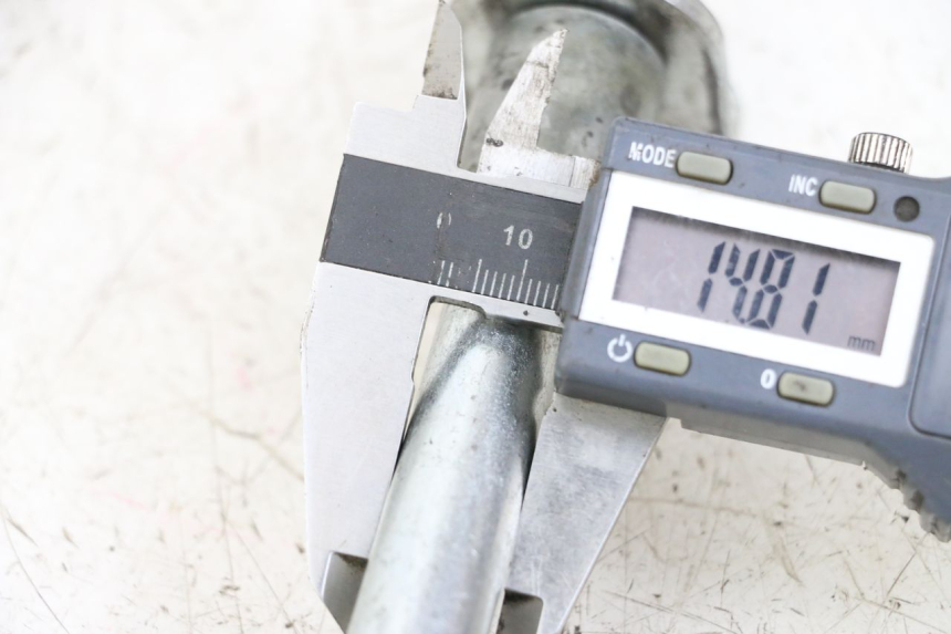 photo de AXE ROUE ARRIERE RSR DIRT BIKE 150 - Autre angle de vue