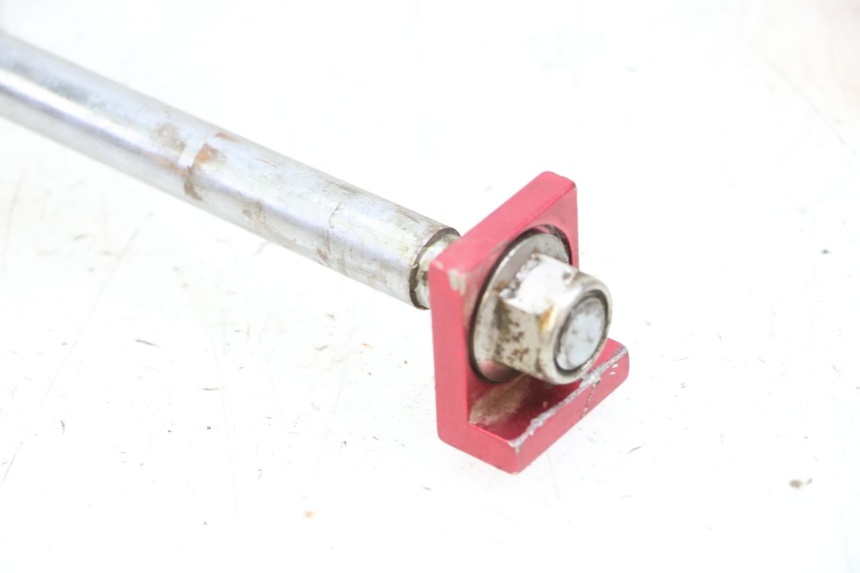 photo de AXE ROUE ARRIERE CCR DIRT BIKE 125 - Gros plan technique