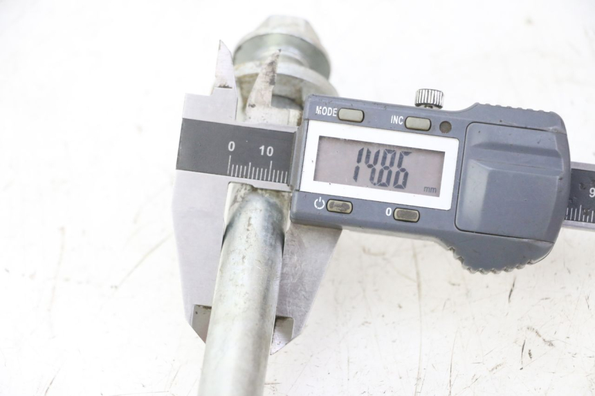 photo de AXE ROUE ARRIERE PROBIKE DIRT 140 - Autre angle de vue