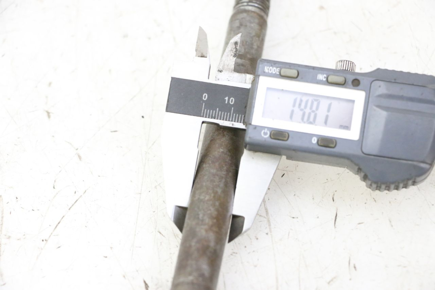 photo de AXE ROUE ARRIERE BSE DIRTBIKE PH10L 125 - Zoom état d’usage