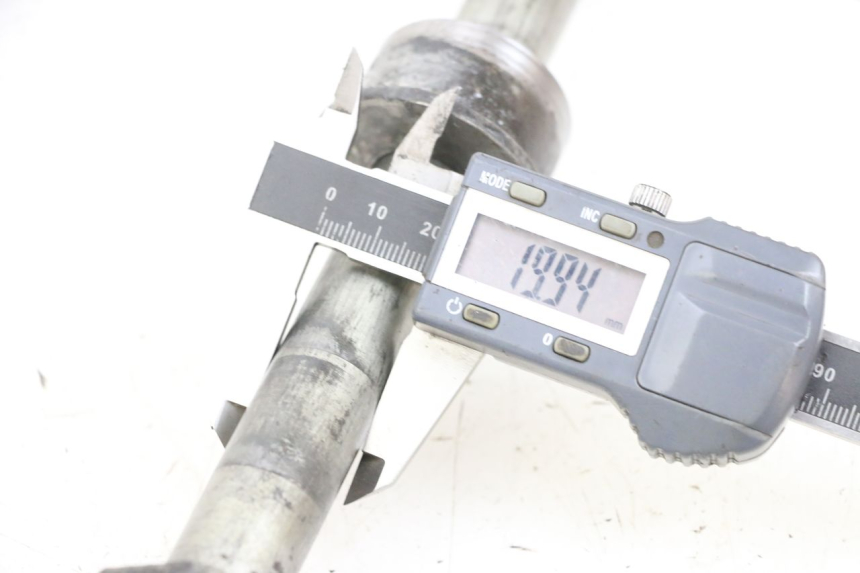 photo de AXE ROUE ARRIERE SUZUKI DL V STROM 1000 (2002 - 2007) - Autre angle de vue