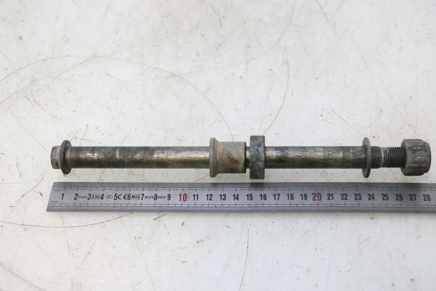 photo de AXE ROUE ARRIERE SUZUKI DR S 600 (1985 - 1989) - Zoom état d’usage