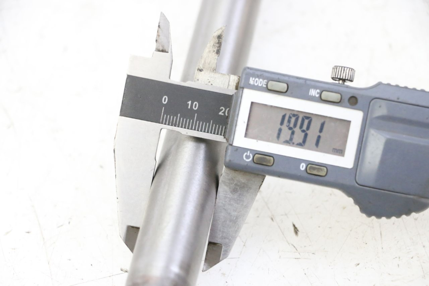 photo de AXE ROUE ARRIERE YAMAHA FJ 36Y 1100 (1984 - 1985) - Détail de la pièce