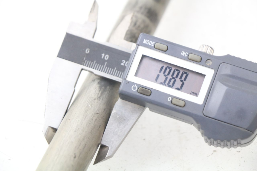 photo de AXE ROUE ARRIERE YAMAHA FJR ABS 1300 (2006 - 2012) - Autre angle de vue