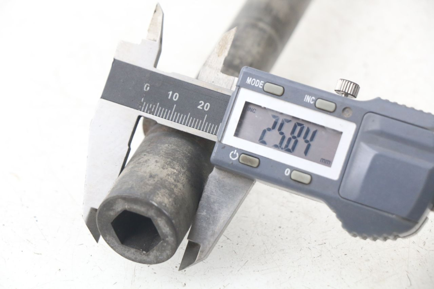 photo de AXE ROUE ARRIERE YAMAHA FJR ABS 1300 (2006 - 2012) - Autre angle de vue