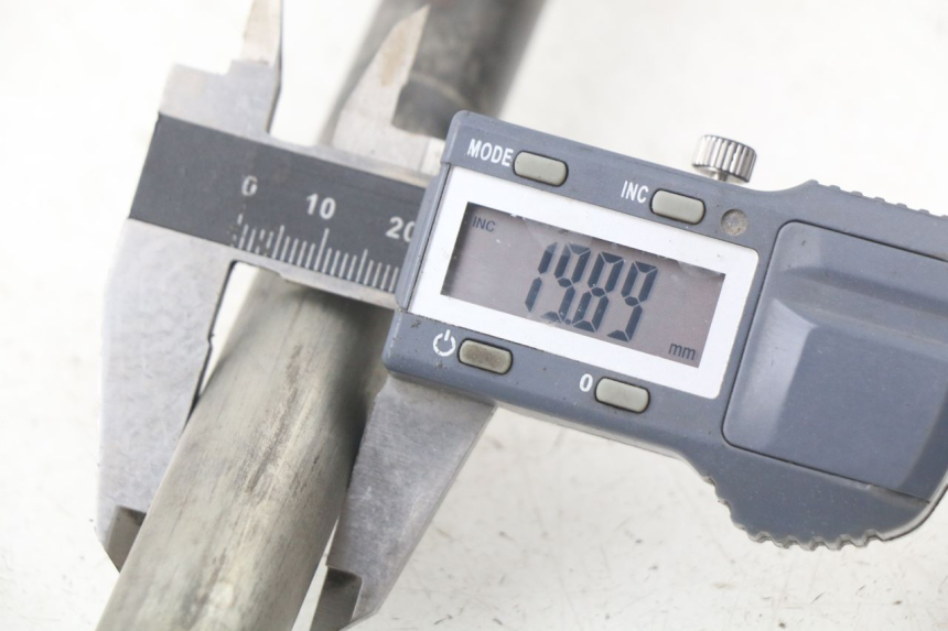 photo de AXE ROUE ARRIERE YAMAHA FJR ABS 1300 (2006 - 2012) - Gros plan technique