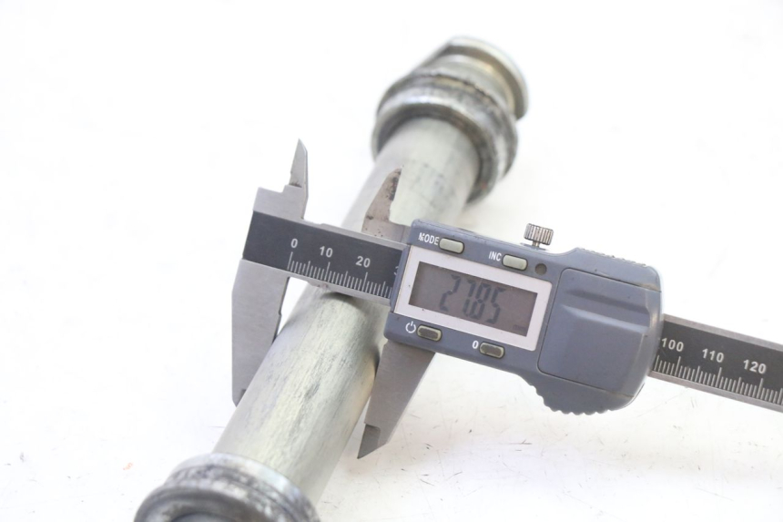 photo de AXE ROUE ARRIERE YAMAHA FZ6 FAZER S2 600 (2007 - 2011) - Gros plan technique