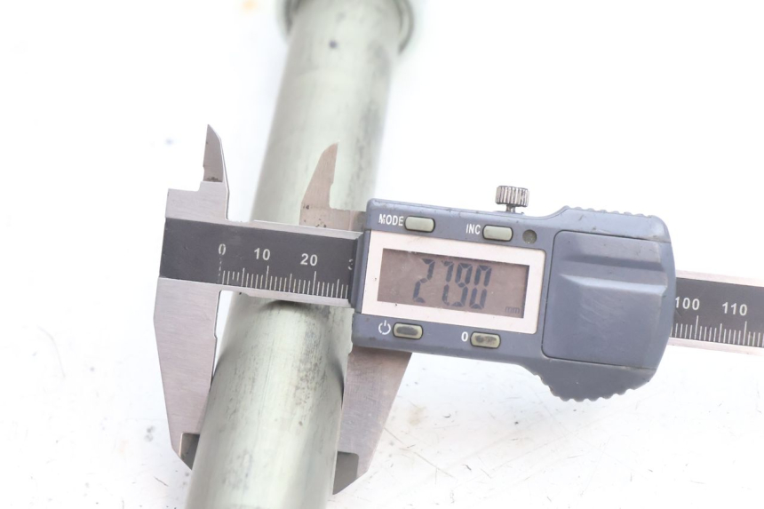 photo de AXE ROUE ARRIERE YAMAHA FZ8 800 (2010 - 2016) - Gros plan technique