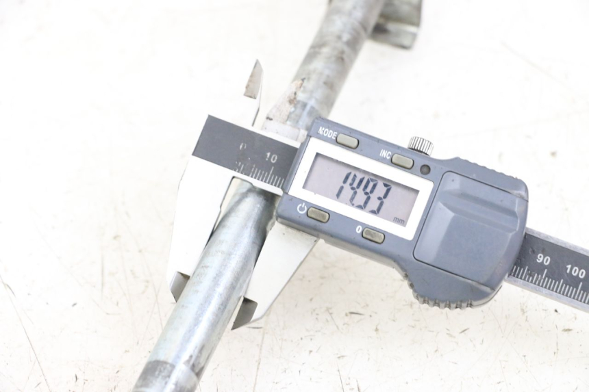 photo de AXE ROUE ARRIERE HYOSUNG GF 125 (2001 - 2005) - Autre angle de vue