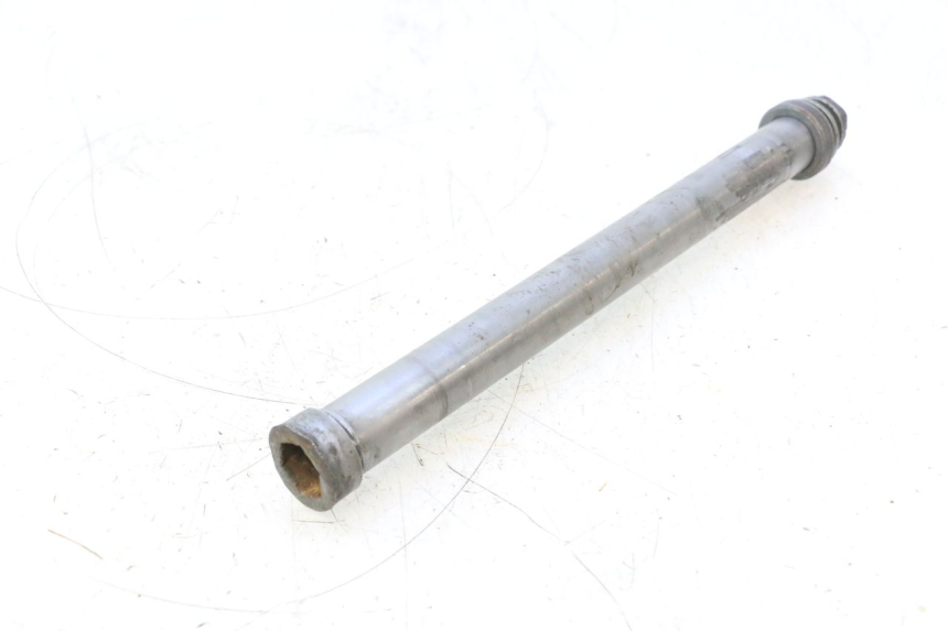 photo de AXE ROUE ARRIERE GILERA GP 800 (2007 - 2013) - Autre angle de vue