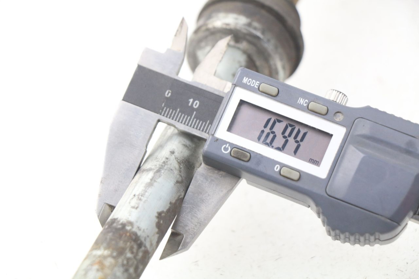 photo de AXE ROUE ARRIERE KAWASAKI GPZ S 500 (1994 - 2005) - Détail de la pièce