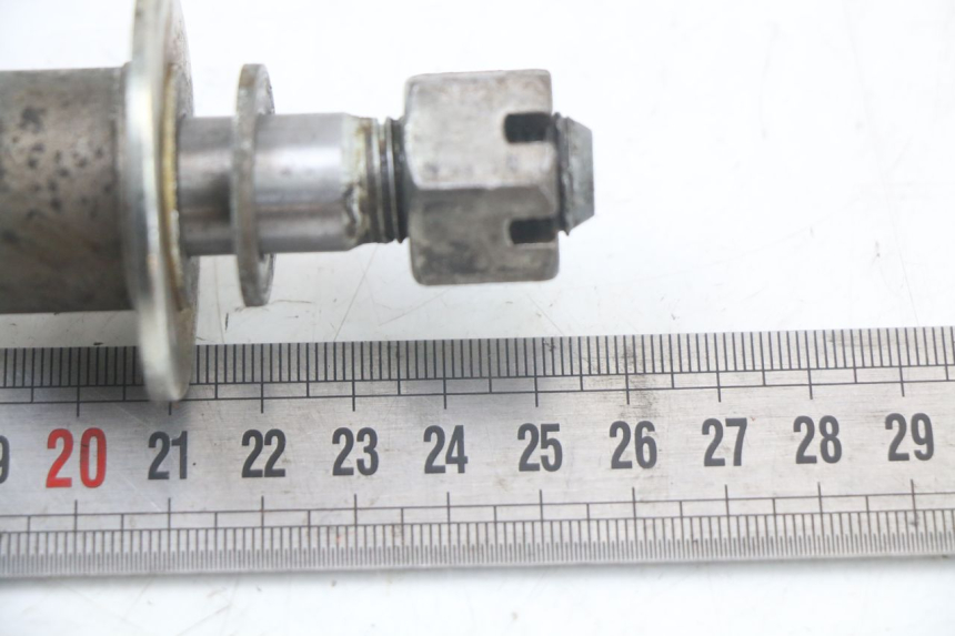 photo de AXE ROUE ARRIERE SUZUKI GSX E 250 (1982 - 1983) - Zoom état d’usage