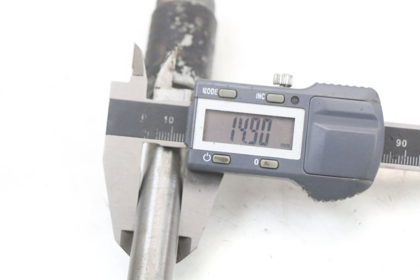 photo de AXE ROUE ARRIERE SUZUKI GSX E 250 (1982 - 1983) - Autre angle de vue