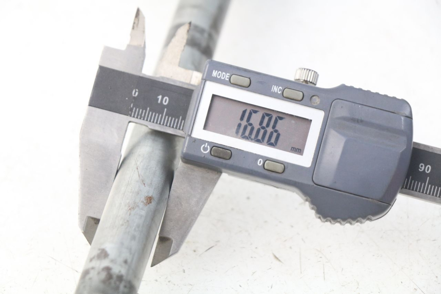 photo de AXE ROUE ARRIERE SUZUKI GSX-F GSXF 600 (1998 - 2004) - Autre angle de vue