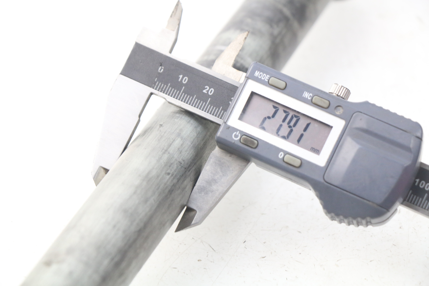 photo de AXE ROUE ARRIERE SUZUKI GSX-R GSXR 600 (2001 - 2003) - Autre angle de vue