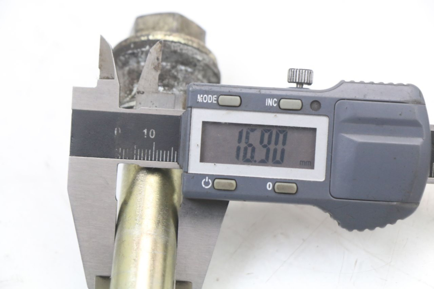 photo de AXE ROUE ARRIERE HYOSUNG GTR 125 (2006 - 2008) - Autre angle de vue