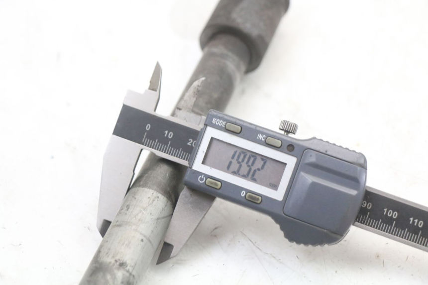 photo de AXE ROUE ARRIERE HONDA CBR F 1000 (1993 - 1996) - Gros plan technique