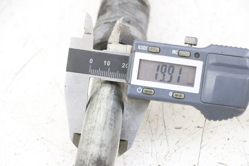 photo de AXE ROUE ARRIERE HONDA VT C2 SHADOW 750 (1997 - 2001) - Zoom état d’usage