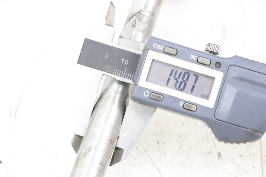 photo de AXE ROUE ARRIERE JINLUN JL HIGHLANDER 125 (2007 - 2015) - Détail de la pièce