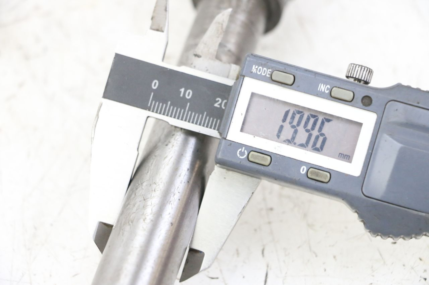 photo de AXE ROUE ARRIERE KAWASAKI GTR 1000 (1994 - 2004) - Zoom état d’usage