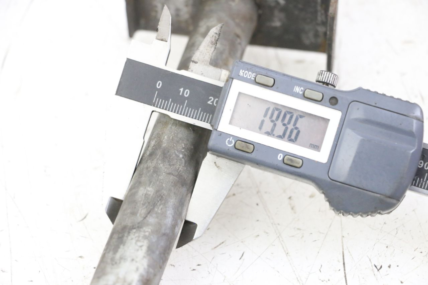 photo de AXE ROUE ARRIERE KAWASAKI ZR7 ZR-7 S 750 (1999 - 2004) - Détail de la pièce