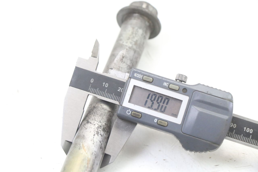 photo de AXE ROUE ARRIERE KAWASAKI ZR7 ZR-7 S 750 (1999 - 2004) - Zoom état d’usage