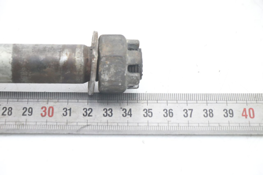 photo de AXE ROUE ARRIERE KAWASAKI ZR7 ZR-7 S 750 (1999 - 2004) - Gros plan technique