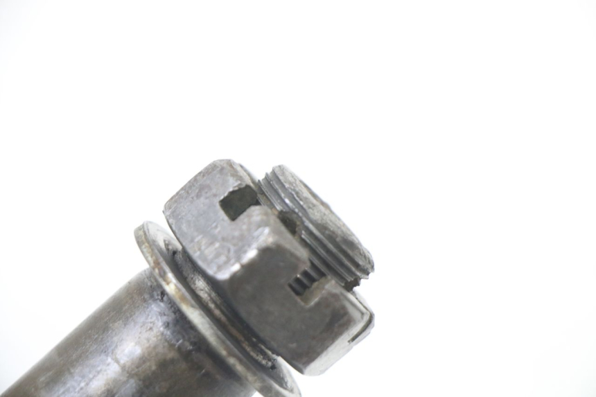 photo de AXE ROUE ARRIERE KAWASAKI KX F KXF 450 (2009 - 2011) - Gros plan technique