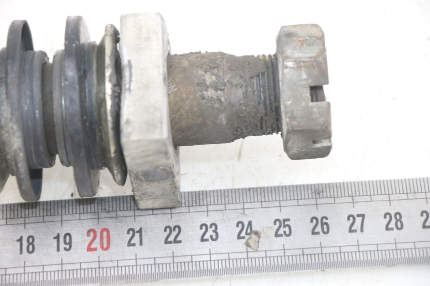 photo de AXE ROUE ARRIERE KAWASAKI KXF KX-F 250 (2012 - 2014) - Zoom état d’usage