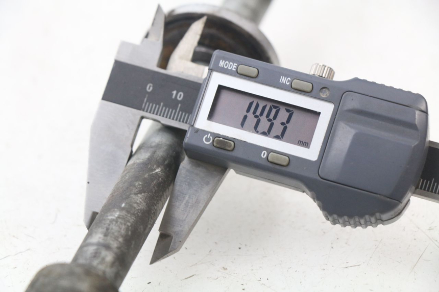 photo de AXE ROUE ARRIERE MOTOBECANE LT 125 (1970 - 1975) - Autre angle de vue