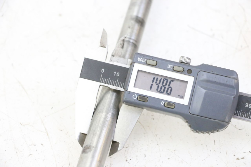 photo de AXE ROUE ARRIERE RIEJU MRT 50 (2018 - 2021) - Autre angle de vue