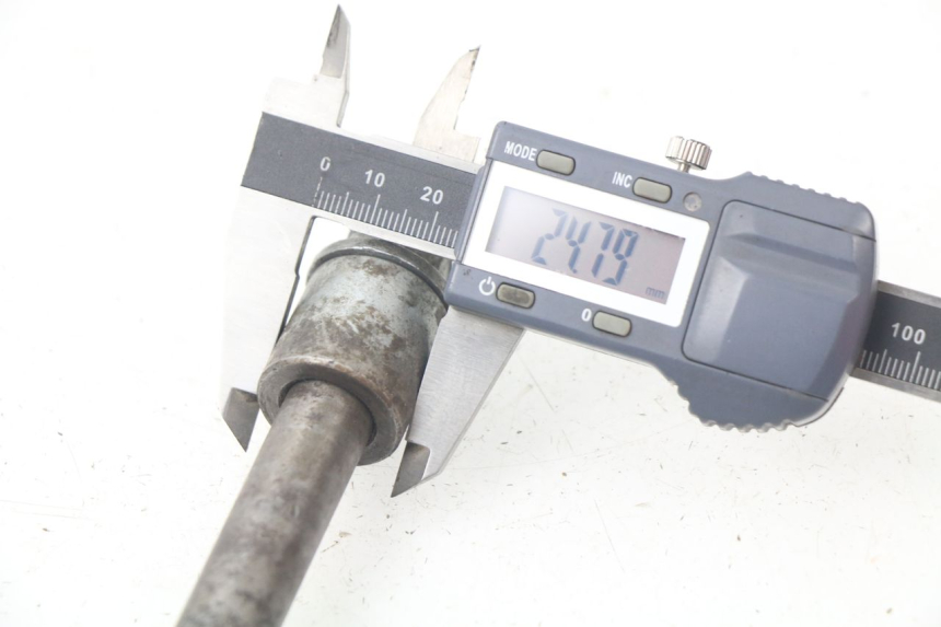photo de AXE ROUE ARRIERE SMALL MX MX5 MX-5 140 - Autre angle de vue