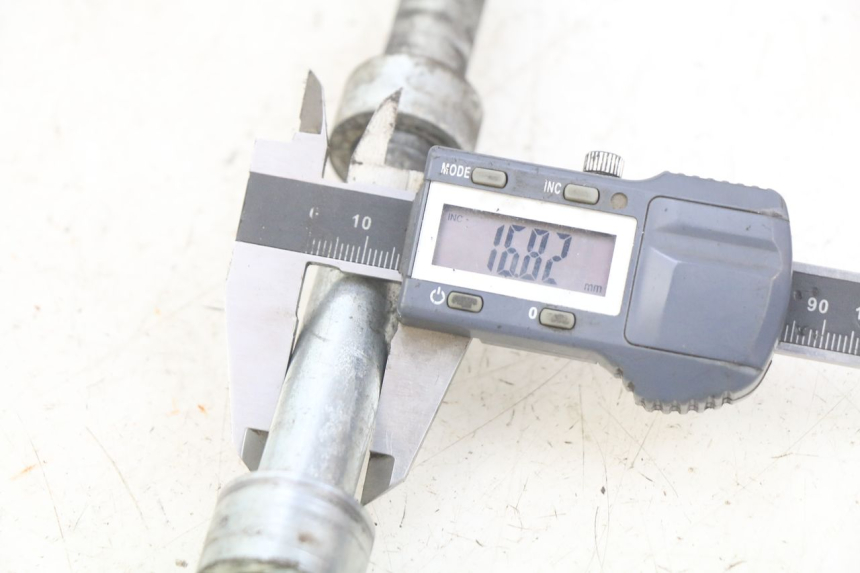 photo de AXE ROUE ARRIERE YAMASAKI RAPTOR 50 (2013 - 2018) - Autre angle de vue