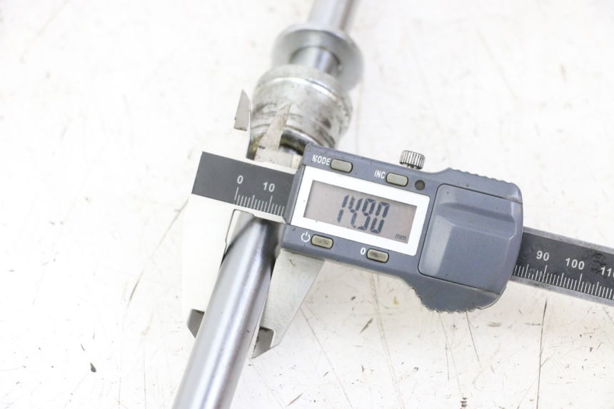 photo de AXE ROUE ARRIERE REGAL RAPTOR RAXTER 2 125 (2007 - 2015) - Autre angle de vue