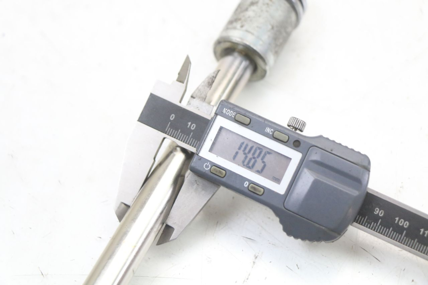 photo de AXE ROUE ARRIERE REGAL RAPTOR SPYDER 125 (2010 - 2018) - Gros plan technique