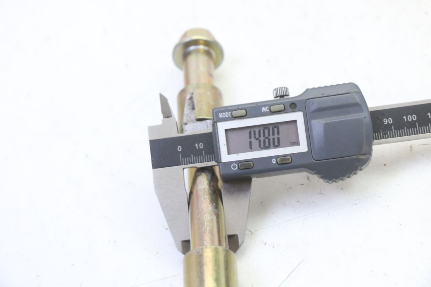 photo de AXE ROUE ARRIERE APOLLO RFZ 125 - Gros plan technique