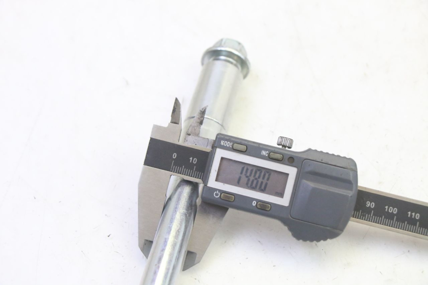 photo de AXE ROUE ARRIERE APOLLO RFZ 125 - Gros plan technique