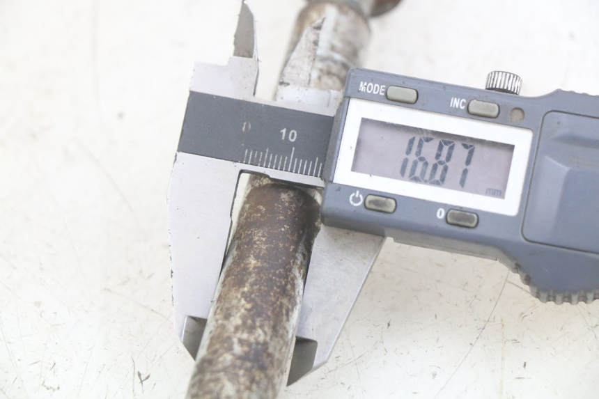 photo de AXE ROUE ARRIERE YAMASAKI ROADSTER 50 (2013 - 2018) - Autre angle de vue