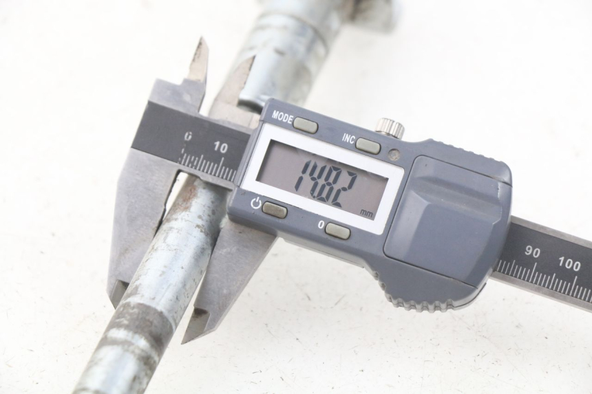 photo de AXE ROUE ARRIERE MINI MX ROOKIE 125 - Gros plan technique