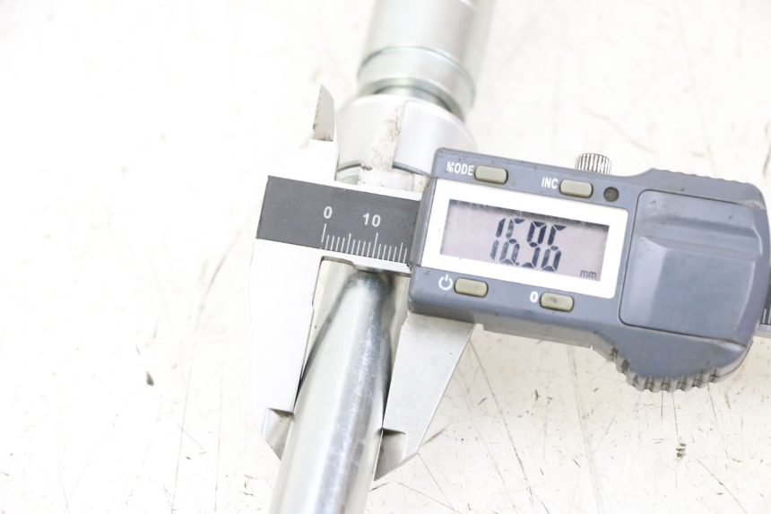 photo de AXE ROUE ARRIERE ROYAL ENFIELD CONTINENTAL GT 650 (2019 - 2024) - Détail de la pièce