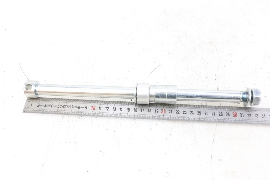 photo de AXE ROUE ARRIERE ROYAL ENFIELD CONTINENTAL GT 650 (2019 - 2024) - Zoom état d’usage