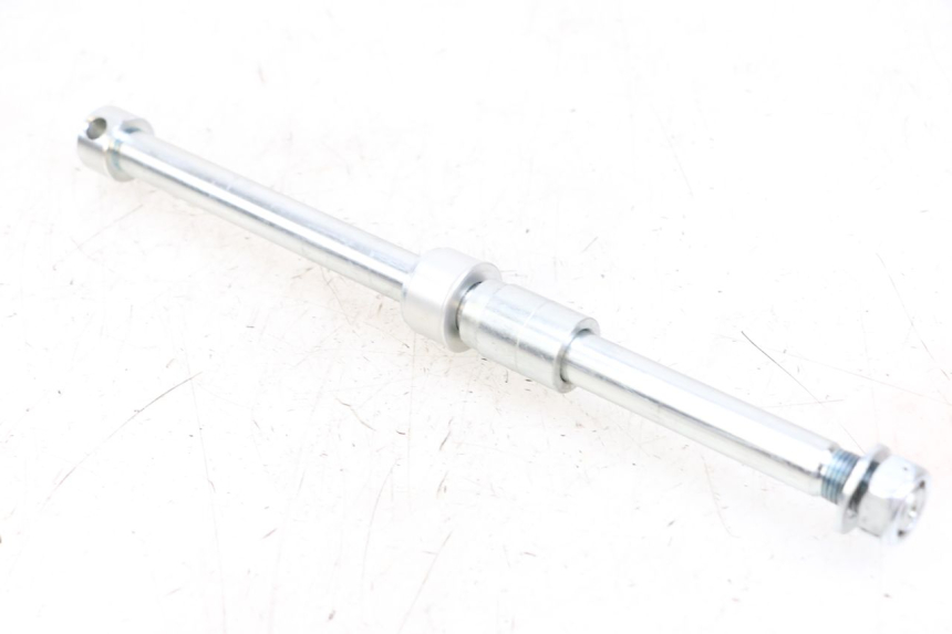 photo de AXE ROUE ARRIERE ROYAL ENFIELD CONTINENTAL GT 650 (2019 - 2024) - Autre angle de vue