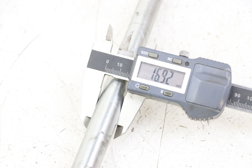 photo de AXE ROUE ARRIERE ROYAL ENFIELD HYMALAYAN 410 (2016 - 2023) - Détail de la pièce