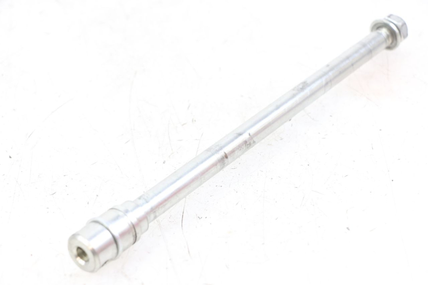 photo de AXE ROUE ARRIERE ROYAL ENFIELD HYMALAYAN 410 (2016 - 2023) - Gros plan technique