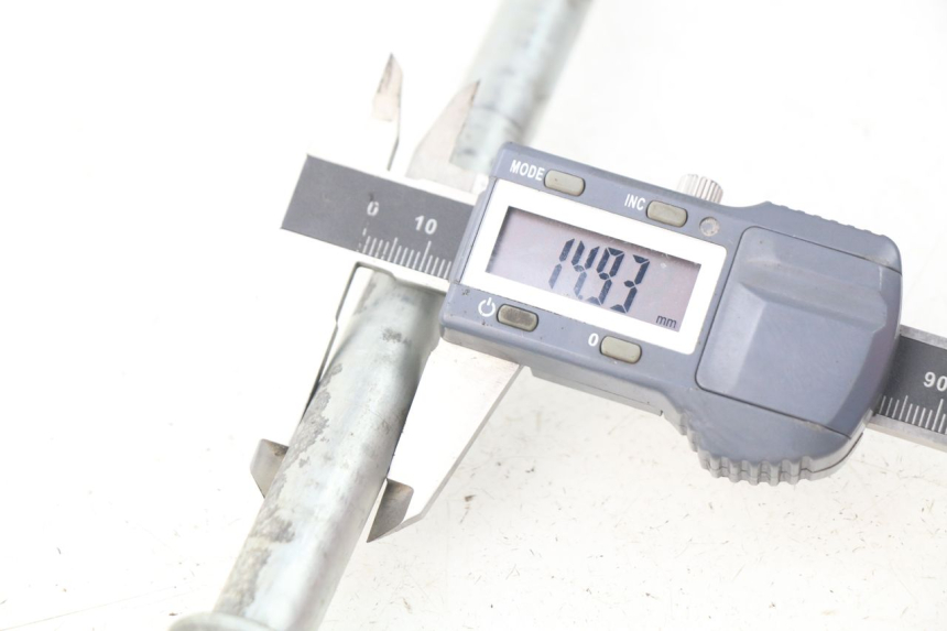 photo de AXE ROUE ARRIERE SUZUKI RV VAN VAN 125 (2003 - 2008) - Gros plan technique