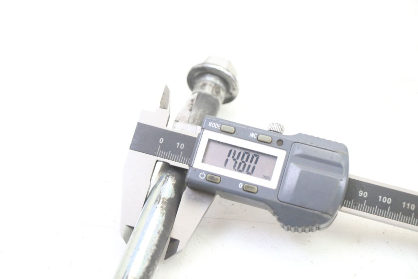 photo de AXE ROUE ARRIERE APOLLO RXF 125 - Gros plan technique