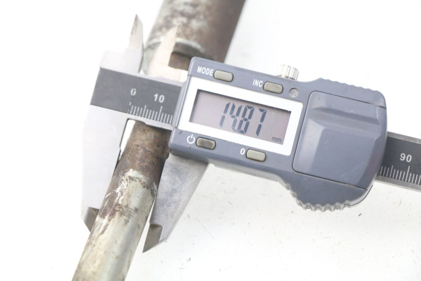 photo de AXE ROUE ARRIERE MASH SEVENTY FIVE 125 (2013 - 2021) - Gros plan technique