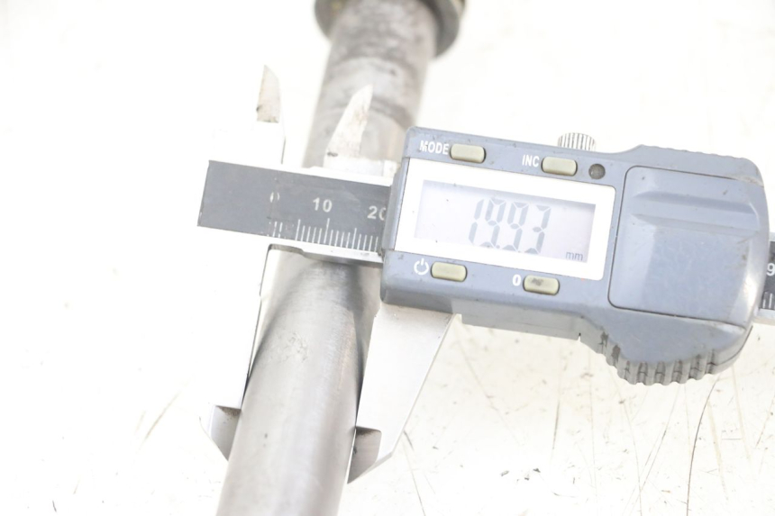 photo de AXE ROUE ARRIERE TRIUMPH SPEED TRIPLE T301 900 (1994 - 1996) - Autre angle de vue